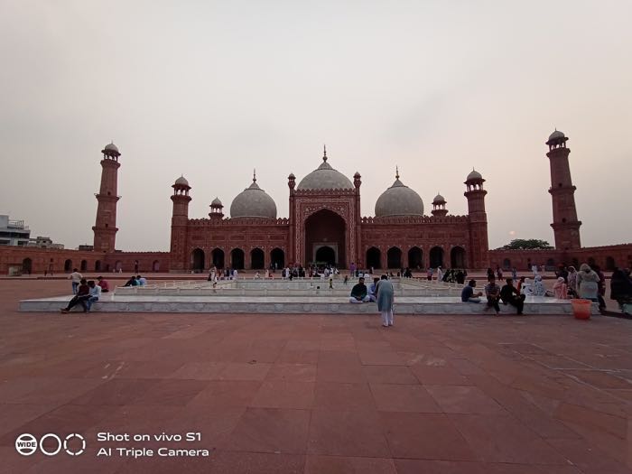 Badshahi mosque wide-angle