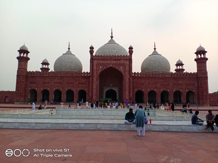 Badshahi mosque with Vivo S1