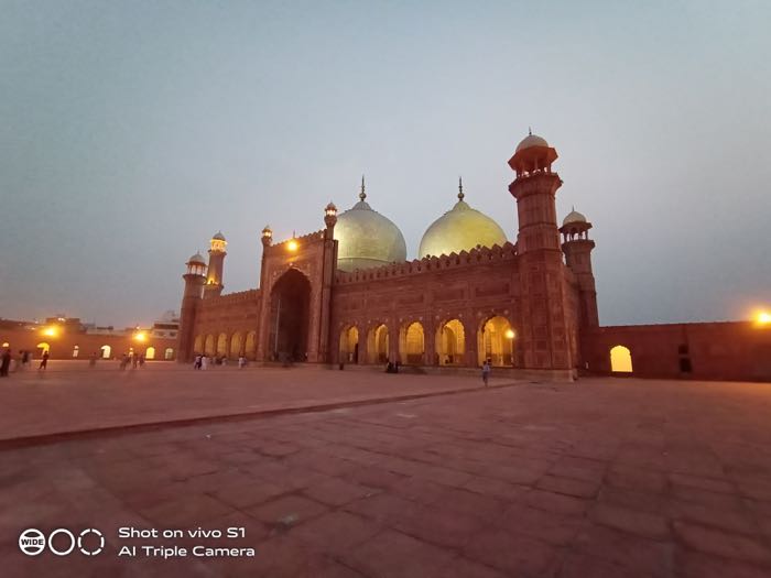 Badshahi mosque, low light, wide-angle