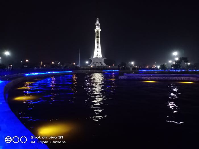 Minar-e-Pakistan at night