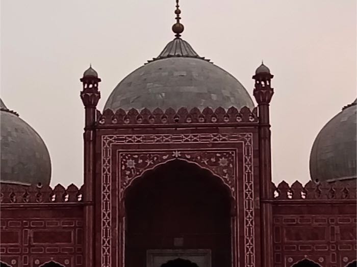 Badshahi mosque, wide-angle, zoomed-in