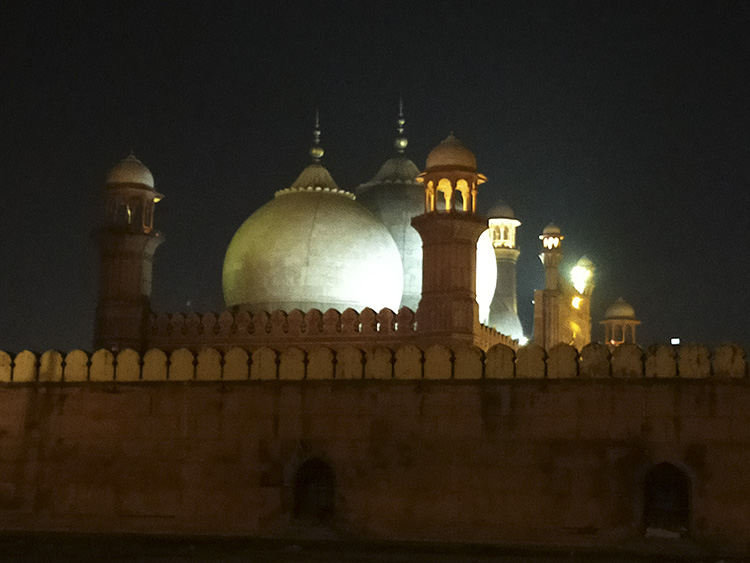 Badshahi Mosque Picture at night mobile photography
