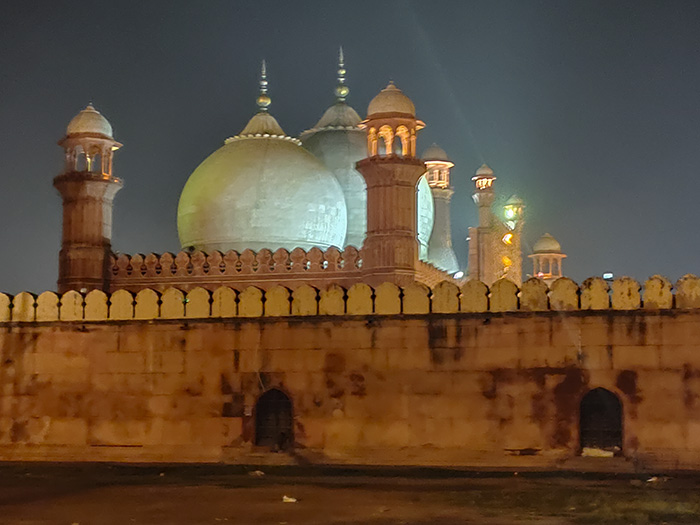 Badshahi Mosque Picture at night mobile photography