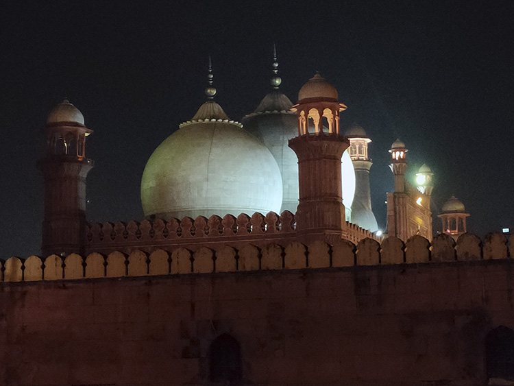 Badshahi Mosque Picture at night mobile photography