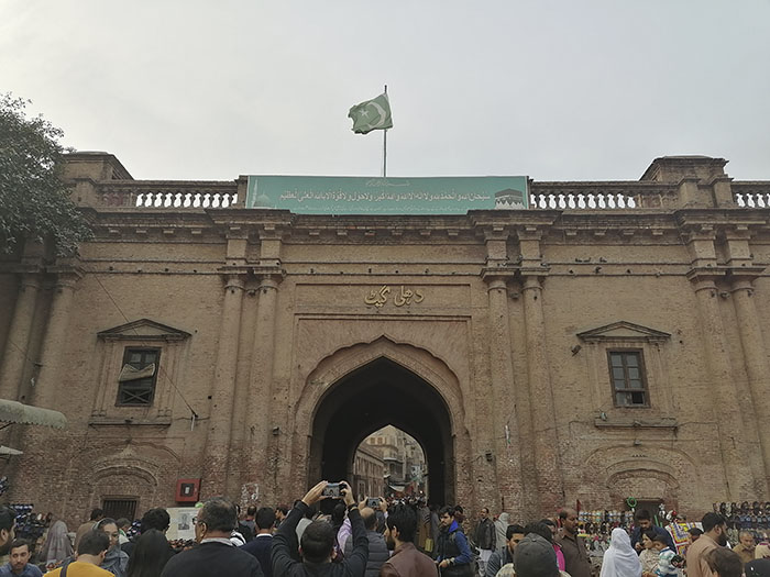 Delhi Gate Picture with Auto Mode on Y9s