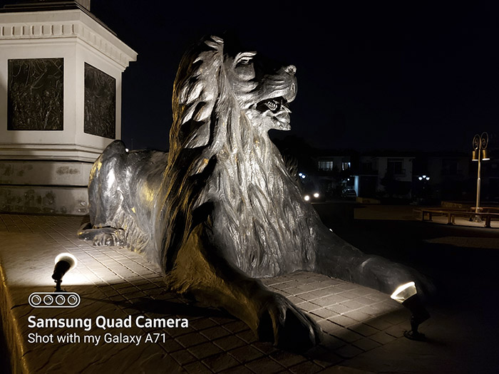 Lions Statue in Bahira Town Lahore 64MP Shot