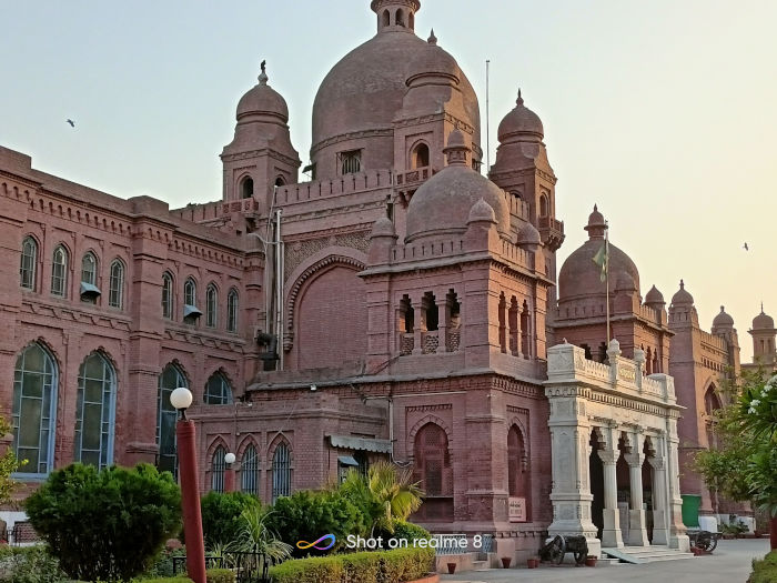 realme8 Lahore Museum 2x